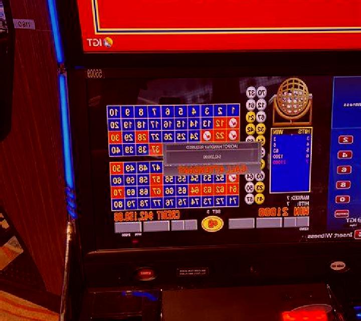 100 Crown Hit slot game